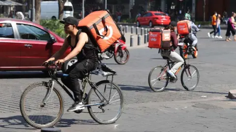 Con los nuevos porcentajes de exclusión de la STPS y sin contar propinas, a partir de enero de 2026, algunas de las personas trabajadoras de plataformas digitales deberán ganar un poco menos de 19,000 pesos para acceder a la protección completa del IMSS.

Para más información del tema, visita: https://www.eleconomista.com.mx/capital-humano/19-000-pesos-deberan-alcanzar-trabajadores-apps-2026-asegurados-imss-20251226-792847.html 

¡Síguenos en nuestras redes sociales para mantenerte informado!

Twitter: https://twitter.com/eleconomista 
Facebook: https://www.facebook.com/ElEconomista.mx
Instagram: https://www.instagram.com/eleconomistamx
LinkedIn: https://www.linkedin.com/company/el-economista/

#ElEconomista #Repartidores #IMSS