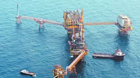 Al tercer trimestre del 2025 las ventas por exportaciones representaron 35% de los casi 380,000 millones de pesos que ingresó Pemex. Foto: Reuters.