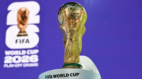 La FIFA argumentó que el elevado interés por el Mundial de 2026 explica el costo de las entradas, al destacar que en solo dos semanas se concentraron millones de solicitudes provenientes de distintos países.

Para más información del tema, visita: https://www.eleconomista.com.mx/deportes/fifa-defiende-precios-mundial-2026-hemos-recibido-150-millones-solicitudes-entradas-20251229-793056.html

¡Síguenos en nuestras redes sociales para mantenerte informado!

Twitter: https://twitter.com/eleconomista 
Facebook: https://www.facebook.com/ElEconomista.mx
Instagram: https://www.instagram.com/eleconomistamx
LinkedIn: https://www.linkedin.com/company/el-economista/

#ElEconomista #EETV