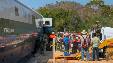 El tren, con 241 pasajeros y nueve tripulantes a bordo, se descarriló el domingo en su ruta a lo largo del Corredor Interoceánico, que conecta la costa del Pacífico con el Golfo de México por el istmo de Tehuantepec.