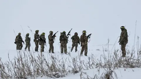 Soldados ucranianos realizan ejercicios de entrenamiento militar cerca de la frontera con Rusia.