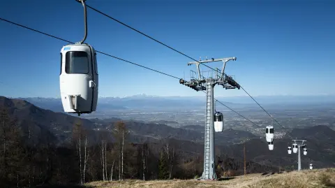 Una cabina de teleférico llegó a exceso de velocidad a una estación alpina, provocando heridos leves y la evacuación de pasajeros.