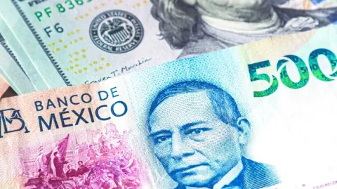 El peso mexicano se aprecia, manteniéndose por debajo de la línea de 18 por dólar, en un mercado que espera la publicación de las minutas de la Fed.

Para más información del tema, visita: https://www.eleconomista.com.mx/mercados/precio-dolar-hoy-30-diciembre-2025-cuanto-cotiza-20251230-793219.html

¡Síguenos en nuestras redes sociales para mantenerte informado!

Twitter: https://twitter.com/eleconomista 
Facebook: https://www.facebook.com/ElEconomista.mx
Instagram: https://www.instagram.com/eleconomistamx
LinkedIn: https://www.linkedin.com/company/el-economista/

#ElEconomista #EETV