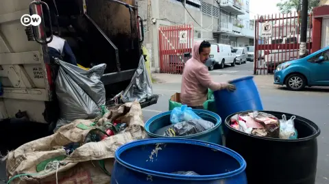 Restos de comida, botellas y envoltorios son los residuos que más aumentan durante Navidad y Año Nuevo en Ciudad de México, donde apenas se recicla el 40% de los desechos. El Plan "Basura Cero" busca cambiarlo.

¡Síguenos en nuestras redes sociales para mantenerte informado!

Twitter: https://twitter.com/eleconomista 
Facebook: https://www.facebook.com/ElEconomista.mx
Instagram: https://www.instagram.com/eleconomistamx
LinkedIn: https://www.linkedin.com/company/el-economista/

#ElEconomista #EETV