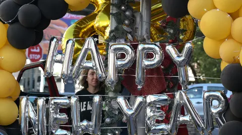 Un cierre de año que mezcla festejo y reflexión, con grandes concentraciones en las principales capitales del planeta y homenajes a las víctimas de la violencia que empañó los últimos meses.