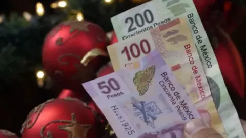 En el Senado se analiza una reforma para aumentar de forma progresiva el aguinaldo, pasando de 15 hasta a 30 días de salario según la antigüedad laboral, una propuesta que también se ha mencionado en la Cámara de Diputados.

Para más información del tema, visita: https://www.eleconomista.com.mx/capital-humano/senadores-abren-debate-incrementar-aguinaldo-antigueedad-laboral-20251231-791070.html

¡Síguenos en nuestras redes sociales para mantenerte informado!

Twitter: https://twitter.com/eleconomista 
Facebook: https://www.facebook.com/ElEconomista.mx
Instagram: https://www.instagram.com/eleconomistamx
LinkedIn: https://www.linkedin.com/company/el-economista/
T

#ElEconomista #EETV