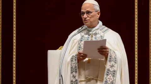 This handout photograph taken and released by Vatican Media on December 31, 2025 shows Pope Leo XIV presiding the first Vespers of the Solemnity of Mary and the singing of Te Deum hymn of thanksgiving for the past year, as part of the New Year's celebrations in St. Peter's Basilica at the Vatican. (Photo by Handout / VATICAN MEDIA / AFP) / RESTRICTED TO EDITORIAL USE - MANDATORY CREDIT "AFP PHOTO / VATICAN MEDIA" - NO MARKETING NO ADVERTISING CAMPAIGNS - DISTRIBUTED AS A SERVICE TO CLIENTS