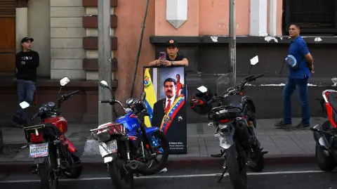 Un simpatizante de Nicolás Maduro sostiene un retrato del presidente venezolano, cerca del Palacio de Miraflores en Caracas.
