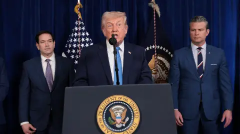 Donald Trump en conferencia de prensa luego de un ataque estadounidense contra Venezuela, donde el presidente Nicolás Maduro y su esposa, Cilia Flores, fueron capturados, desde el club Mar-a-Lago de Trump en Palm Beach, Florida, E.U.