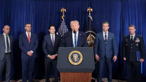 Donald Trump en conferencia junto al secretario de Defensa, Pete Hegseth, el secretario de Estado, Marco Rubio, y el general Dan Caine, jefe del Estado Mayor Conjunto, después de un ataque estadounidense contra Venezuela, donde fueron capturados el presidente Nicolás Maduro y su esposa, Cilia Flores