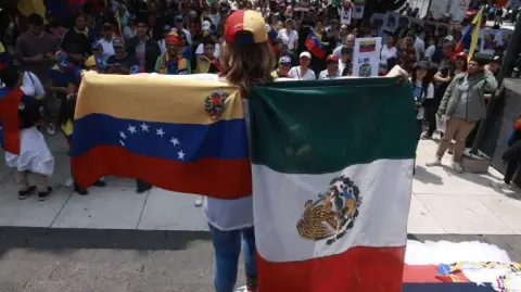 La Cancillería difundió los números telefónicos y redes sociales en donde los connacionales pueden contactar a las autoridades mexicanas.

Para más información del tema, visita: https://www.eleconomista.com.mx/internacionales/sre-recomienda-mexicanos-venezuela-atentos-comunicarse-embajada-20260103-793644.html

¡Síguenos en nuestras redes sociales para mantenerte informado!

Twitter: https://twitter.com/eleconomista 
Facebook: https://www.facebook.com/ElEconomista.mx
Instagram: https://www.instagram.com/eleconomistamx
LinkedIn: https://www.linkedin.com/company/el-economista/
T

#ElEconomista #EETV