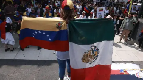 En 2024, el crecimiento anual estimado del PIB de Venezuela alcanzó 5.3%, pero la economía del país se mantuvo por debajo de la mitad de su tamaño de 2013.

Para más información del tema, visita: https://www.eleconomista.com.mx/empresas/comercio-mexico-venezuela-cayo-11-veces-maximo-historico-20260104-793691.html

¡Síguenos en nuestras redes sociales para mantenerte informado!

Twitter: https://twitter.com/eleconomista 
Facebook: https://www.facebook.com/ElEconomista.mx
Instagram: https://www.instagram.com/eleconomistamx
LinkedIn: https://www.linkedin.com/company/el-economista/
T

#ElEconomista #EETV