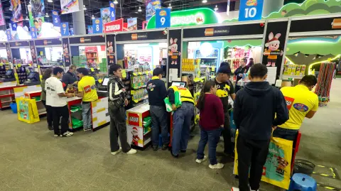 Reyes Magos compran juguetes para regalar el 6 de enero.
