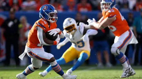 Jugadores de los Denver Broncos contra Los Angeles Chargers.