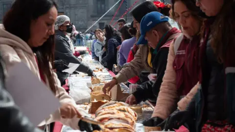 Tradicional partida de Rosca de Reyes en el Zócalo de la CDMX.