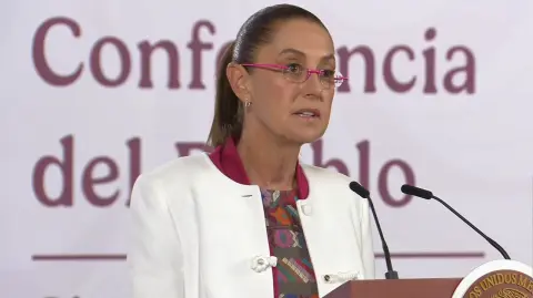 La ‍presidenta de México, Claudia Sheinbaum, rechazó ‌la mañana de este ⁠lunes cualquier intervención ‌en asuntos internos de otros países, al ⁠referirse a la reciente operación militar de Estados Unidos en Venezuela, que termino con la captura del mandatario Nicolás Maduro.