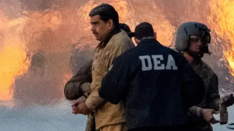 El derrocado presidente venezolano Nicolás Maduro ‍se declaró este ​lunes no culpable de los cargos ‌de narcoterrorismo ante un tribunal federal de Nueva York, tras su captura, ordenada por ‌el presidente estadounidense Donald Trump.

Para más información del tema, visita: https://www.eleconomista.com.mx/internacionales/maduro-declara-culpable-tribunal-nueva-york-sigo-siendo-presidente-venezuela-dice-20260105-793826.html

¡Síguenos en nuestras redes sociales para mantenerte informado!

Twitter: https://twitter.com/eleconomista 
Facebook: https://www.facebook.com/ElEconomista.mx
Instagram: https://www.instagram.com/eleconomistamx
LinkedIn: https://www.linkedin.com/company/el-economista/

#ElEconomista #EETV