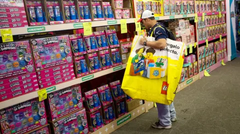 La Profeco alertó sobre cambios en precios de juguetes en vísperas del Día de Reyes. También emitió algunas recomendaciones para los consumidores.

Para más información del tema, visita:https://www.eleconomista.com.mx/finanzaspersonales/profeco-da-recomendaciones-reyes-magos-comprar-juguetes-mejores-precios-20260105-793810.html
Twitter: https://twitter.com/eleconomista 
Sitio web: https://www.eleconomista.com.mx/ 
Facebook: https://www.facebook.com/ElEconomista.mx 

#ElEconomista #CapitalHumano #EETV