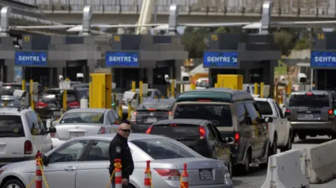 El gobierno federal ha logrado obtener alrededor de 7,302 millones de pesos por la regularización de vehículos usados, dio a conocer la Secretaría de Hacienda.

Para más información del tema, visita: https://www.eleconomista.com.mx/economia/shcp-presume-obtuvieron-7-302-millones-pesos-regularizacion-autos-chocolate-20260105-793817.html

¡Síguenos en nuestras redes sociales para mantenerte informado!

Twitter: https://twitter.com/eleconomista 
Facebook: https://www.facebook.com/ElEconomista.mx
Instagram: https://www.instagram.com/eleconomistamx
LinkedIn: https://www.linkedin.com/company/el-economista/

#ElEconomista #EETV