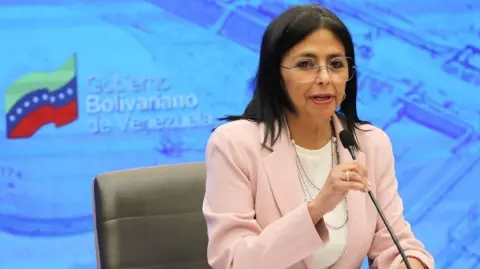 Delcy Rodríguez fue investida este lunes como presidenta encargada de Venezuela, ante la ausencia de Nicolás Maduro, que fue capturado junto a su esposa por Estados Unidos en una operación militar.
