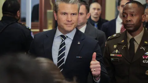 El secretario Pete Hegseth llega a una reunión informativa con los líderes bicamerales del Congreso en el Capitolio, este lunes.