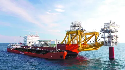 Las Fuerzas Armadas estadounidenses anunciaron este miércoles la incautación de un petrolero con bandera rusa en el Atlántico Norte que estaba sancionado.