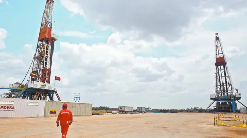 El secretario de Energía estadounidense, Chris Wright, dijo este miércoles que Washington controlará las ventas de petróleo venezolano "indefinidamente", un día después de que el presidente Donald Trump anunciara que Venezuela entregará entre 30 y 50 millones de barriles de crudo al país norteamericano.