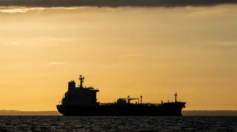 Buque petrolero anclado en el lago de Maracaibo, Venezuela.