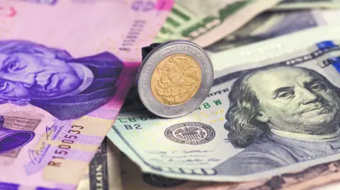 La divisa local se apreció ligeramente, en un mercado que asimilaba los primeros de varios datos de empleo que se divulgarán esta semana en Estados Unidos.