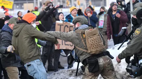 El distrito escolar de Minneapolis, que agrupa a los colegios públicos de la localidad de Minnesota, anunció la suspensión de las clases tras las protestas por la muerte de una mujer a manos de agentes del Servicio de Control de Inmigración y Aduanas (ICE).