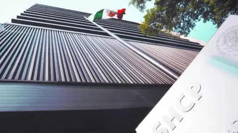 Cambios recientes al sistema pensionario, como la reducción gradual de la edad de jubilación a los trabajadores que cotizan en el ISSSTE, aumentará el pasivo pensionario del gobierno.

Para más información del tema, visita: https://www.eleconomista.com.mx/sectorfinanciero/2025-pensiones-contributivas-18-100-pesos-presupuesto-20260108-794336.html

¡Síguenos en nuestras redes sociales para mantenerte informado!

Twitter: https://twitter.com/eleconomista 
Facebook: https://www.facebook.com/ElEconomista.mx
Instagram: https://www.instagram.com/eleconomistamx
LinkedIn: https://www.linkedin.com/company/el-economista/

#ElEconomista #EETV