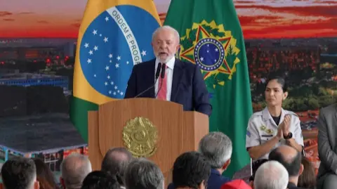 El presidente brasileño, Luiz Inácio Lula da Silva, vetó el jueves una ley del Congreso que reduciría significativamente la pena de prisión de su predecesor de extrema derecha, Jair Bolsonaro, quien cumple condena por intento de golpe de Estado.