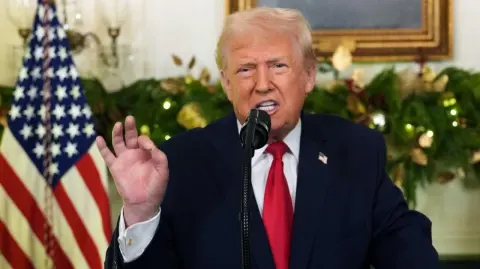 Tras ello, Trump arremetió contra los senadores de su partido que votaron a favor de la medida y consideró que ellos no "deberían volver a ser elegidos".

Para más información del tema, visita: https://www.eleconomista.com.mx/internacionales/republicanos-unen-democratas-senado-limitar-fuerza-militar-trump-venezuela-20260108-794426.html

¡Síguenos en nuestras redes sociales para mantenerte informado!

Twitter: https://twitter.com/eleconomista 
Facebook: https://www.facebook.com/ElEconomista.mx
Instagram: https://www.instagram.com/eleconomistamx
LinkedIn: https://www.linkedin.com/company/el-economista/

#ElEconomista #EETV