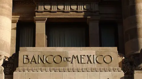 El Subgobernador del Banco de México (Banxico), Jonathan Heath, asumió que comenzará una pausa en el ciclo de recortes de las tasas de interés y advirtió que deben evaluar si será necesario volver a incrementar de nuevo la tasa.

Para más información del tema, visita: https://www.eleconomista.com.mx/sectorfinanciero/pausa-recortes-debe-usarse-evaluar-posibilidad-volver-subir-tasa-interes-subgobernador-heath-20260108-794377.html

¡Síguenos en nuestras redes sociales para mantenerte informado!

Twitter: https://twitter.com/eleconomista 
Facebook: https://www.facebook.com/ElEconomista.mx
Instagram: https://www.instagram.com/eleconomistamx
LinkedIn: https://www.linkedin.com/company/el-economista/

#ElEconomista #EETV