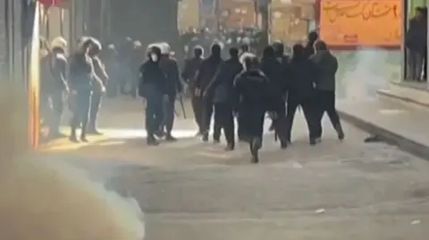 Las manifestaciones en Irán estallaron el 28 de diciembre, cuando comerciantes de Teherán organizaron una protesta contra el aumento de los precios y el colapso del rial.

Para más información del tema, visita: https://www.eleconomista.com.mx/internacionales/iran-corta-internet-12-dias-protestas-aumento-precios-20260108-794424.html

¡Síguenos en nuestras redes sociales para mantenerte informado!

Twitter: https://twitter.com/eleconomista 
Facebook: https://www.facebook.com/ElEconomista.mx
Instagram: https://www.instagram.com/eleconomistamx
LinkedIn: https://www.linkedin.com/company/el-economista/

#ElEconomista #EETV