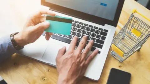 Las compras por Internet alcanzaron un nivel récord durante la temporada festiva en Estados Unidos al superar por primera vez los 250,000 millones de dólares, impulsadas por el auge de las transacciones desde celulares y el uso masivo de la IA , según un estudio publicado el miércoles.

Para más información del tema, visita: https://www.eleconomista.com.mx/sectorfinanciero/ventas-online-baten-record-temporada-festiva-eu-20260108-794333.html

¡Síguenos en nuestras redes sociales para mantenerte informado!

Twitter: https://twitter.com/eleconomista 
Facebook: https://www.facebook.com/ElEconomista.mx
Instagram: https://www.instagram.com/eleconomistamx
LinkedIn: https://www.linkedin.com/company/el-economista/

#ElEconomista #ComprasenLínea