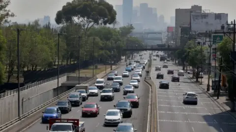 El organismo detalló que a las 16:00 horas de este 8 de enero se registró una concentración horaria máxima de ozono de 160 ppb en la estación Cuajimalpa.

Para más información del tema, visita: https://www.eleconomista.com.mx/politica/doble-hoy-circula-activan-fase-1-contingencia-ambiental-concentracion-ozono-zmvm-20260108-794448.html

¡Síguenos en nuestras redes sociales para mantenerte informado!

Twitter: https://twitter.com/eleconomista 
Facebook: https://www.facebook.com/ElEconomista.mx
Instagram: https://www.instagram.com/eleconomistamx
LinkedIn: https://www.linkedin.com/company/el-economista/

#ElEconomista #EETV
