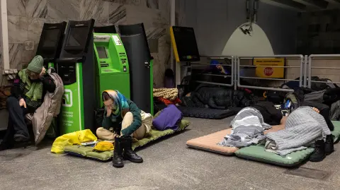 La gente se refugia en el metro durante un ataque con drones y misiles rusos, en medio del ataque de Rusia a Ucrania, en Kiev, Ucrania, el viernes 9 de enero de 2026 (tiempo local).