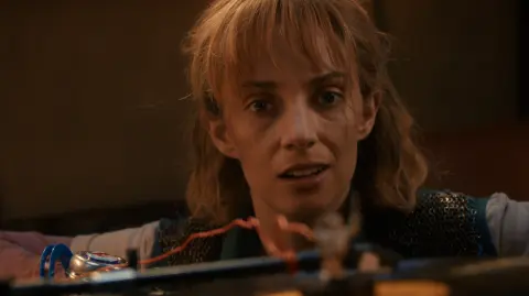 Pie de Foto: Robin Buckley (Maya Hawke) en la quinta temporada de Stranger Things. Foto: Cortesía Netflix.