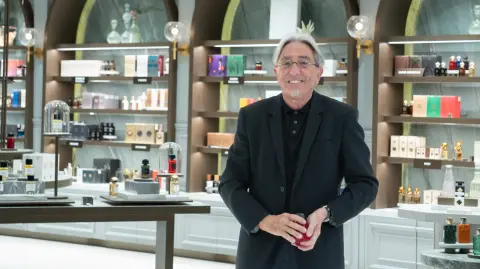 Ramón Monegal pertenece  la cuarta generación de perfumistas de la Familia Monegal.