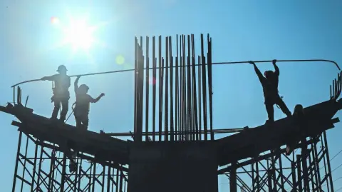 Creció 0.6% e hiló dos meses de repuntes, lo que no ocurría en casi un año y medio; de forma acumulada, el indicador sigue en números rojos.

Para más información del tema, visita: https://www.eleconomista.com.mx/empresas/actividad-industrial-repitio-senales-mejoria-noviembre-impulsada-construccion-20260109-794595.html

¡Síguenos en nuestras redes sociales para mantenerte informado!

Twitter: https://twitter.com/eleconomista 
Facebook: https://www.facebook.com/ElEconomista.mx
Instagram: https://www.instagram.com/eleconomistamx
LinkedIn: https://www.linkedin.com/company/el-economista/

#ElEconomista #ActividadIndustrial