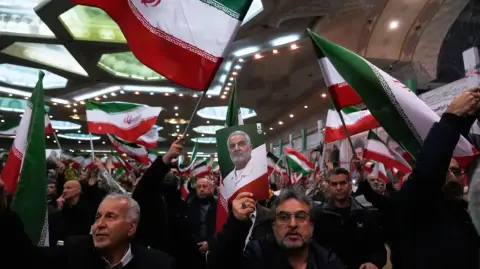 El líder supremo iraní, el ayatolá Alí Jamenei, advirtió este viernes que su país "no cederá" frente a una ola de protestas que va en aumento y representa un serio desafío para la República Islámica, en el poder desde 1979.

¡Síguenos en nuestras redes sociales para mantenerte informado!

Twitter: https://twitter.com/eleconomista 
Facebook: https://www.facebook.com/ElEconomista.mx
Instagram: https://www.instagram.com/eleconomistamx
LinkedIn: https://www.linkedin.com/company/el-economista/

#ElEconomista #EETV