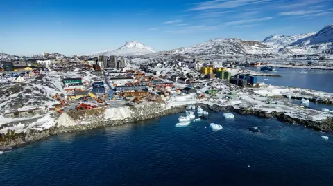 El presidente de Estados Unidos asegura que el control de la isla rica en minerales es "crucial" para la seguridad nacional de Estados Unidos por el aumento de la actividad militar de Rusia y China en el Ártico.

Para más información del tema, visita:https://www.eleconomista.com.mx/internacionales/donald-trump-insiste-negociara-groenlandia-buenas-malas-20260109-794634.html
Twitter: https://twitter.com/eleconomista 
Sitio web: https://www.eleconomista.com.mx/ 
Facebook: https://www.facebook.com/ElEconomista.mx 

#ElEconomista #CapitalHumano #EETV