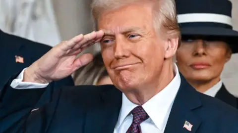 En una carta enviada al secretario de Estado, Marco Rubio, instan al gobierno de ese país a no emprender acciones unilaterales que puedan violar la soberanía de México, aumentar el flujo migratorio, interrumpir negocios entre ambas naciones o socavar los avances en seguridad.

Para más información del tema, visita: https://www.eleconomista.com.mx/politica/congresistas-eu-piden-trump-emprender-acciones-militares-mexico-20260109-794603.html

¡Síguenos en nuestras redes sociales para mantenerte informado!

Twitter: https://twitter.com/eleconomista 
Facebook: https://www.facebook.com/ElEconomista.mx
Instagram: https://www.instagram.com/eleconomistamx
LinkedIn: https://www.linkedin.com/company/el-economista/

#ElEconomista #EETV