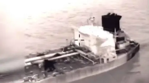 La incautación del buque Olina es la quinta operación militar de este tipo llevada a cabo por Washington.

Para más información del tema, visita: https://www.eleconomista.com.mx/internacionales/trump-asegura-petrolero-olina-incautado-eu-regreso-venezuela-20260109-794627.html

¡Síguenos en nuestras redes sociales para mantenerte informado!

Twitter: https://twitter.com/eleconomista 
Facebook: https://www.facebook.com/ElEconomista.mx
Instagram: https://www.instagram.com/eleconomistamx
LinkedIn: https://www.linkedin.com/company/el-economista/

#ElEconomista #Trump #Olina