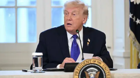 "Ustedes están negociando con nosotros directamente, no están negociando con Venezuela en absoluto", dijo Trump al recibir a representantes de empresas de este sector en la Casa Blanca.

Para más información del tema, visita: https://www.eleconomista.com.mx/internacionales/trump-asegura-eu-decidira-petroleras-operar-venezuela-20260109-794619.html

¡Síguenos en nuestras redes sociales para mantenerte informado!

Twitter: https://twitter.com/eleconomista 
Facebook: https://www.facebook.com/ElEconomista.mx
Instagram: https://www.instagram.com/eleconomistamx
LinkedIn: https://www.linkedin.com/company/el-economista/

#ElEconomista #Trump #Petroleras