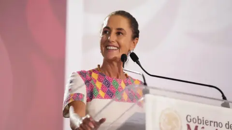 Las declaraciones de la mandataria se producen en un contexto de creciente tensión bilateral con Estados Unidos, luego de que el presidente Donald Trump afirmara, el jueves 8 de enero de 2026, que su país “empezará ahora a atacar por tierra” a los cárteles del narcotráfico. 

Para más información del tema, visita: https://www.eleconomista.com.mx/politica/independencia-soberania-mexico-negociacion-sheinbaum-20260110-794742.html 

¡Síguenos en nuestras redes sociales para mantenerte informado!

Twitter: https://twitter.com/eleconomista 
Facebook: https://www.facebook.com/ElEconomista.mx
Instagram: https://www.instagram.com/eleconomistamx
LinkedIn: https://www.linkedin.com/company/el-economista/

#ElEconomista #Sheinbaum #Trump