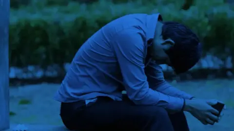 A dos décadas de su creación, el Blue Monday sigue generando conversación, pero también abre la puerta a un debate más amplio: la necesidad de hablar de salud mental de forma constante, informada y responsable, no solo un lunes de enero.

Para más información del tema, visita: https://www.eleconomista.com.mx/arteseideas/blue-monday-2026-le-llama-dia-triste-ano-dice-ciencia-20260111-794726.html 

¡Síguenos en nuestras redes sociales para mantenerte informado!

Twitter: https://twitter.com/eleconomista 
Facebook: https://www.facebook.com/ElEconomista.mx
Instagram: https://www.instagram.com/eleconomistamx
LinkedIn: https://www.linkedin.com/company/el-economista/

#ElEconomista #BlueMonday #Depresión