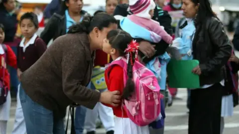 El titular de la dependencia, Mario Delgado Carrillo, detalló que el retorno a clases se llevará a cabo en 231.7 mil escuelas públicas y privadas y abarca a estudiantes de las 32 entidades federativas.

Para más información del tema, visita: https://www.eleconomista.com.mx/politica/23-millones-estudiantes-regresan-clases-lunes-receso-ano-sep-20260111-794762.html

¡Síguenos en nuestras redes sociales para mantenerte informado!

Twitter: https://twitter.com/eleconomista 
Facebook: https://www.facebook.com/ElEconomista.mx
Instagram: https://www.instagram.com/eleconomistamx
LinkedIn: https://www.linkedin.com/company/el-economista/
T

#ElEconomista #EETV