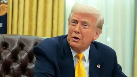 El presidente de Estados Unidos, Donald Trump, instó el domingo a Cuba a "alcanzar un acuerdo" o enfrentar consecuencias no especificadas, y advirtió que el flujo de petróleo y dinero venezolano hacia La Habana se detendrá a partir de ahora.

¡Síguenos en nuestras redes sociales para mantenerte informado!

Twitter: https://twitter.com/eleconomista 
Facebook: https://www.facebook.com/ElEconomista.mx
Instagram: https://www.instagram.com/eleconomistamx
LinkedIn: https://www.linkedin.com/company/el-economista/

#ElEconomista #Trump #Cuba